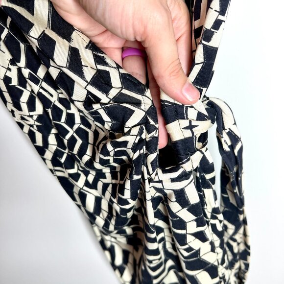 DVF 100% Silk The Diana Wrap Dress Black Geometric Print Buckle V-Neck Sz 8 - Picture 4 of 5